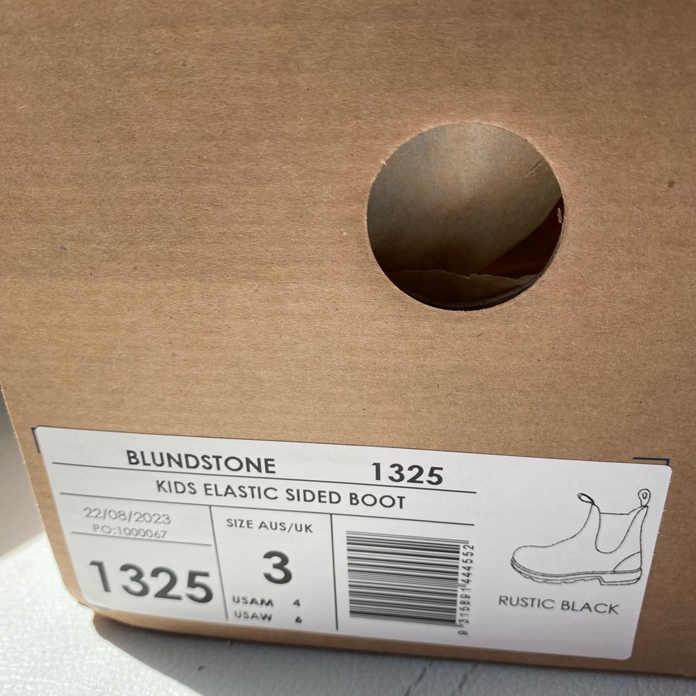 Blundstone Kids black worn twice (slight scuff on right front toe area) - Picture 2 of 2